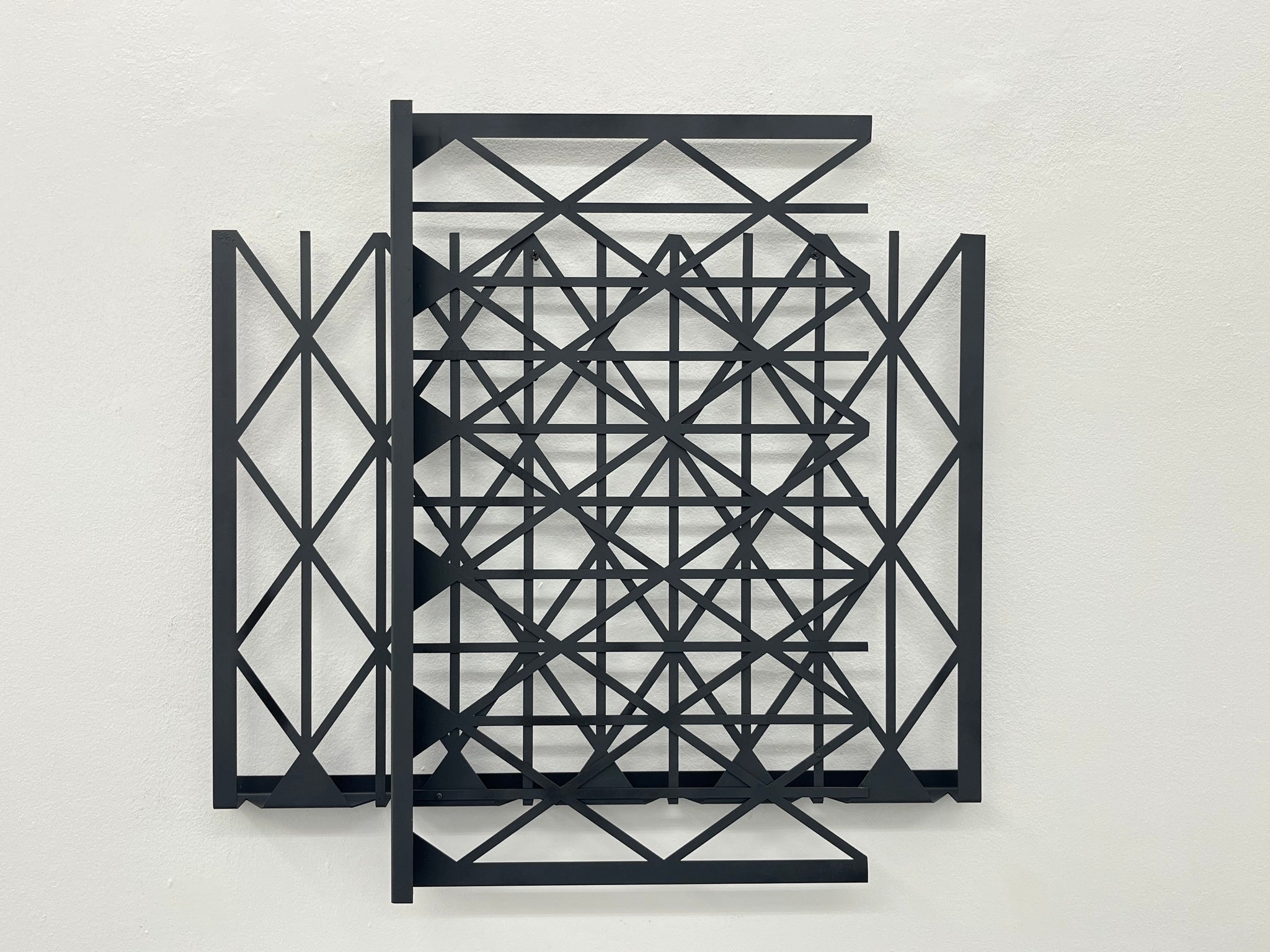 S/T. Tramas triángulos partida. Ventana Roma.