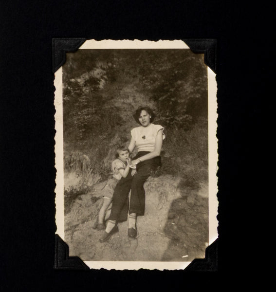 Mujeres posando (de la serie La Sombra del Fotógrafo)